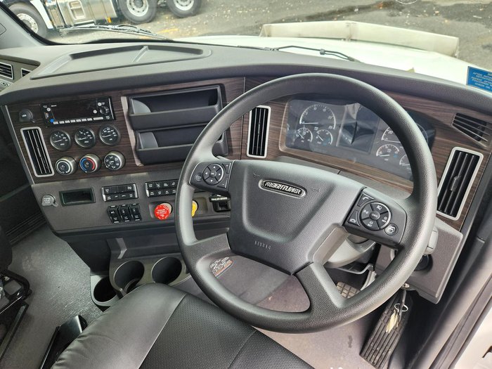 2024 Freightliner Cascadia 126 White