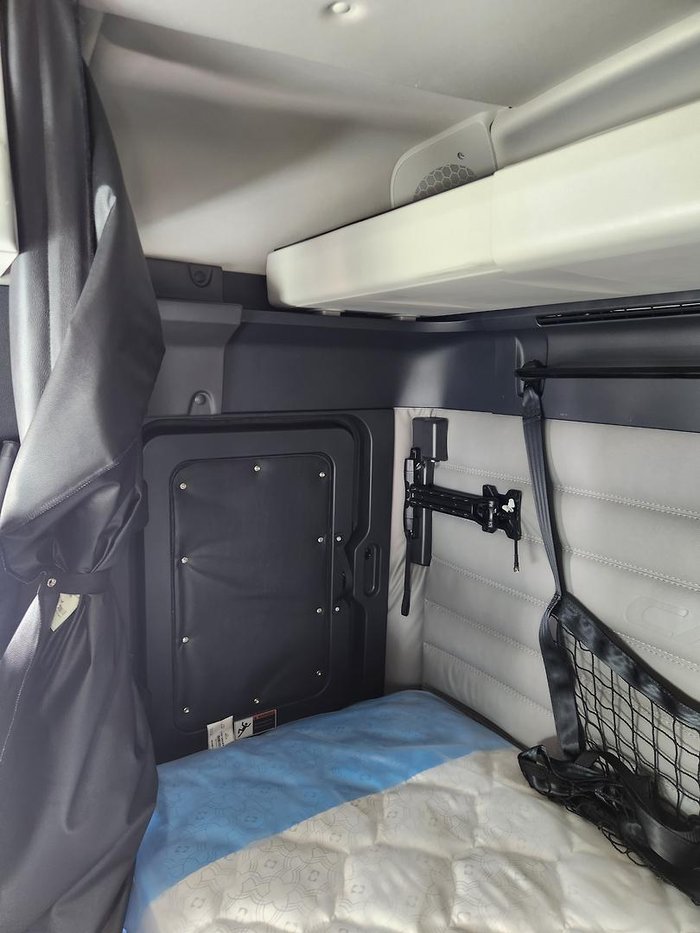 2024 Freightliner Cascadia 126 White