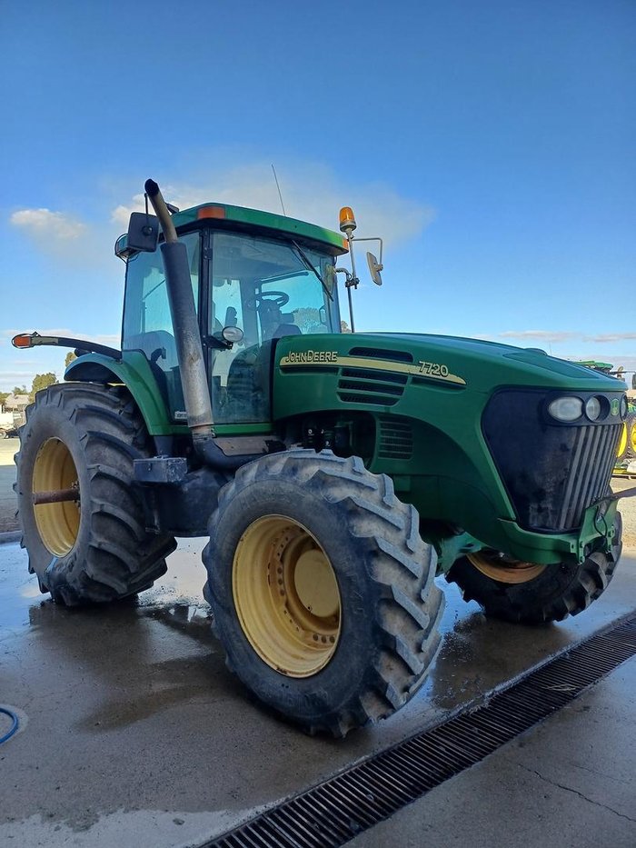 2005 John Deere 7720 Green