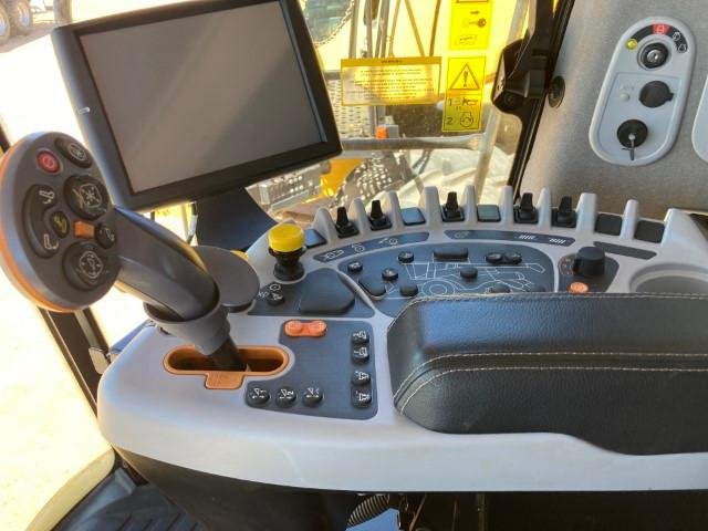 2016 New Holland Cr9.90