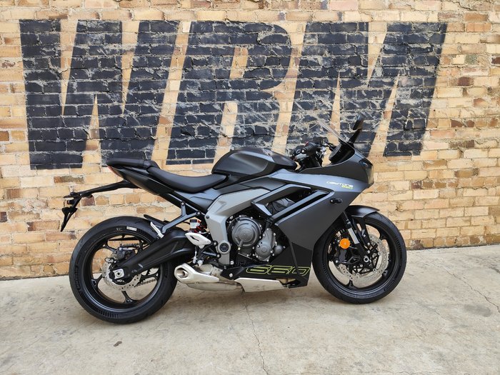 2025 TRIUMPH DAYTONA 660 LAMS ROAD GREY
