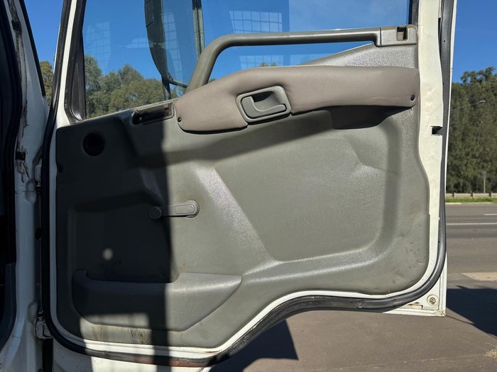 1998 Mitsubishi Fm WHITE