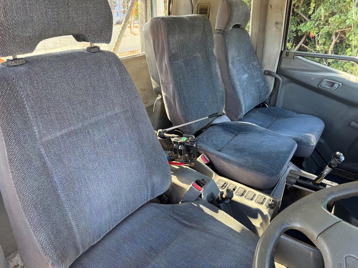 1998 Mitsubishi Fm WHITE