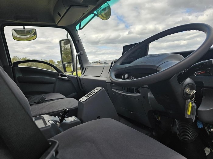 2025 Isuzu Fyj Auto 8X4 With Moffett M5 Extra Reach