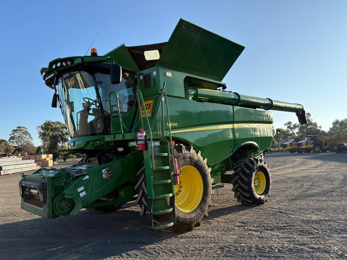 2015 John Deere S690 Green