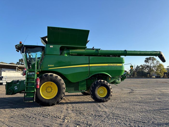 2015 John Deere S690 Green