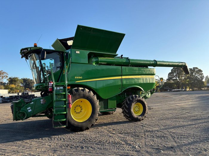 2015 John Deere S690 Green