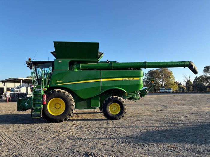 2015 John Deere S690 Green