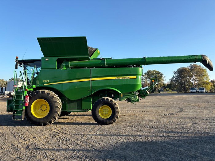 2015 John Deere S690 Green