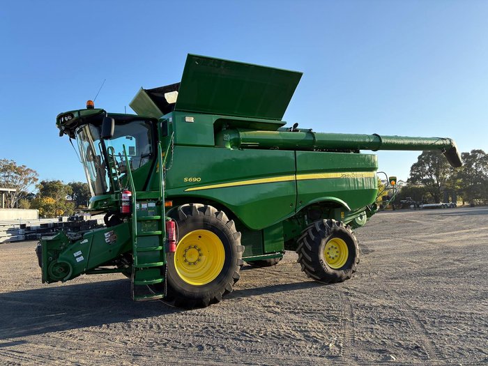 2015 John Deere S690 Green