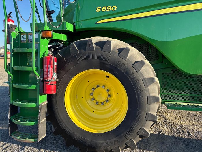 2015 John Deere S690 Green