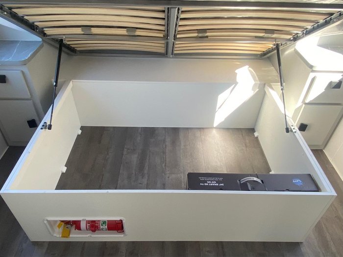 2025 JB Caravans 23'6 Dirt Road Xtreme Rear Club Save $12,365 Was $123,650