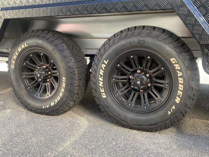 2025 JB Caravans 23'6 Dirt Road Xtreme Rear Club Save $12,365 Was $123,650
