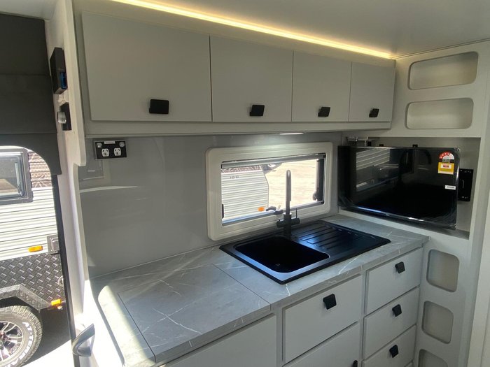 2025 JB Caravans 23'6 Dirt Road Xtreme Rear Club Save $12,365 Was $123,650