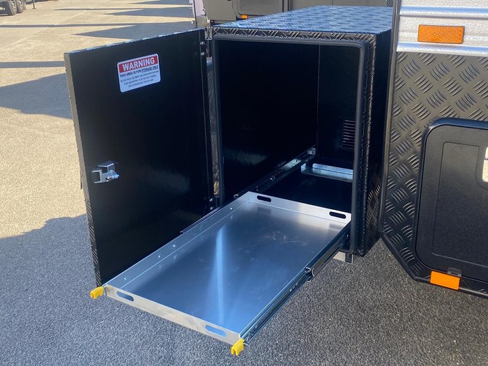 2025 JB Caravans 23'6 Dirt Road Xtreme Rear Club Save $12,365 Was $123,650