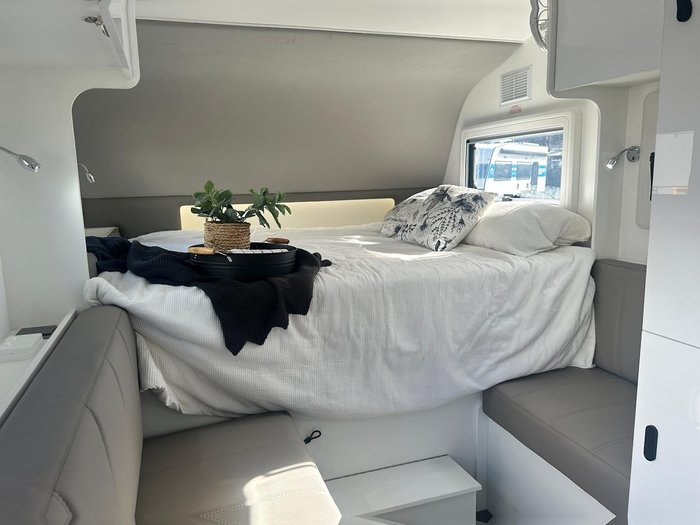 2025 JB Caravans Gator Hybrid 14'