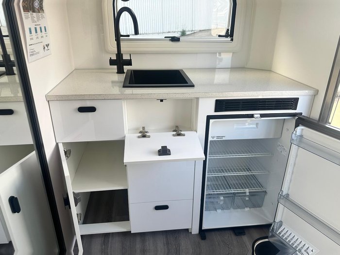 2025 JB Caravans Gator Hybrid 14'