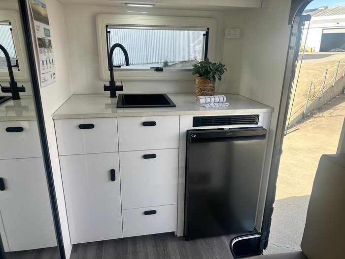 2025 JB Caravans Gator Hybrid 14'