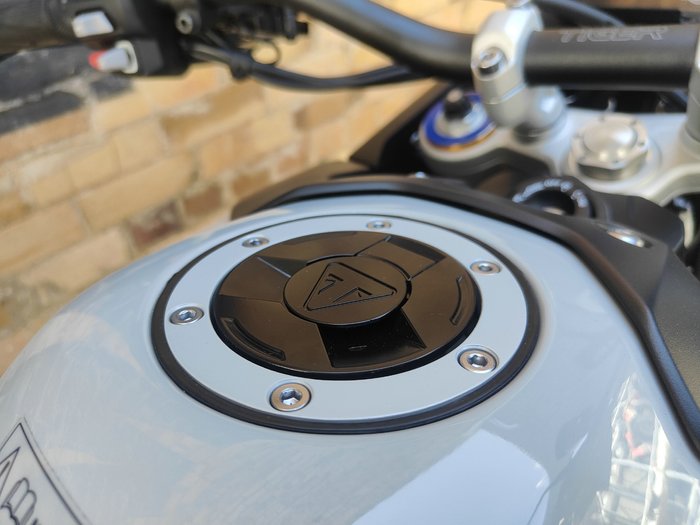 2025 TRIUMPH TIGER 900 RALLY PRO ROAD ASH GREY / INTENSE ORANGE