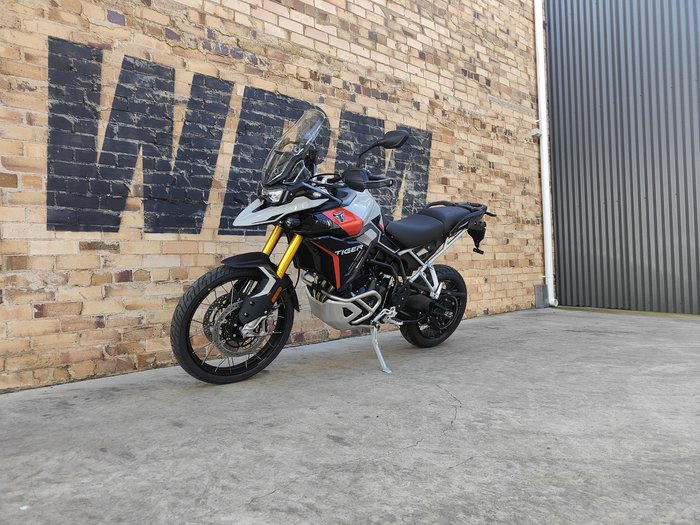 2025 TRIUMPH TIGER 900 RALLY PRO ROAD ASH GREY / INTENSE ORANGE