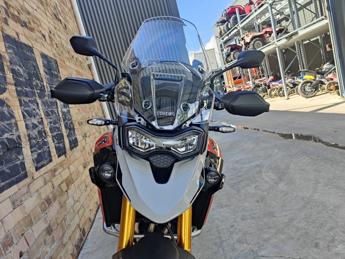 2025 TRIUMPH TIGER 900 RALLY PRO ROAD ASH GREY / INTENSE ORANGE