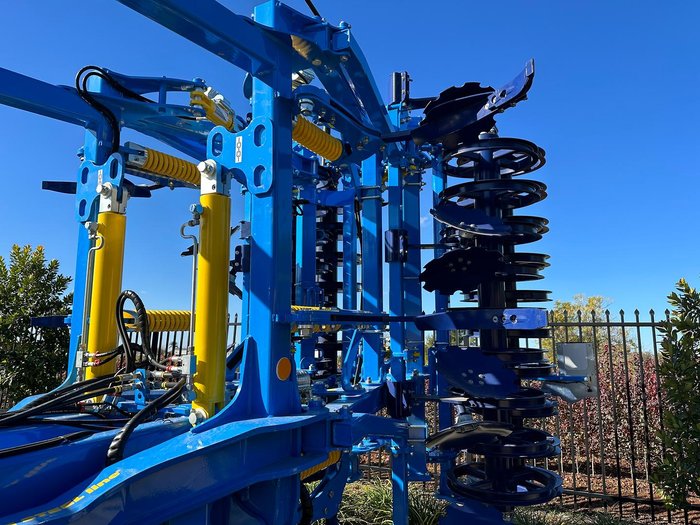 0 TRITON HEAVY 410PS COMBINATION DISC & TYNE CULTIVATOR BLUE