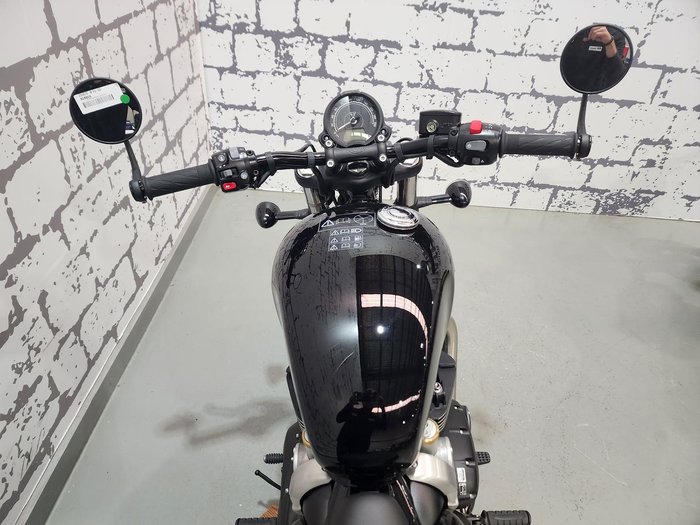 2025 Triumph Bonneville Bobber Bobber Black