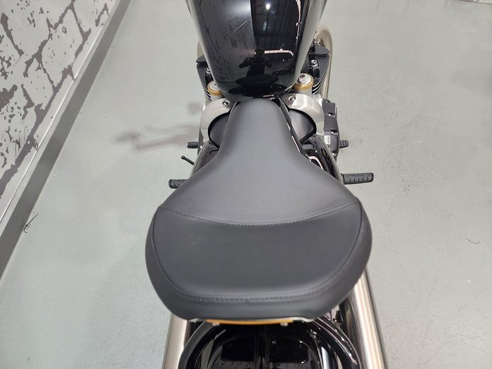 2025 Triumph Bonneville Bobber Bobber Black