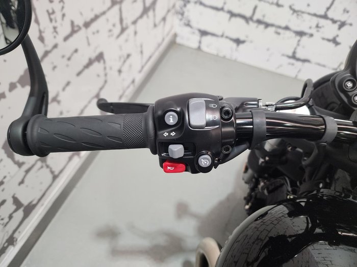 2025 Triumph Bonneville Bobber Bobber Black