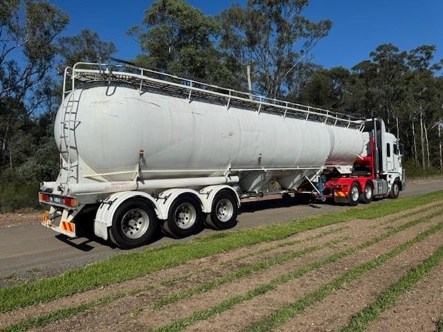2010 Freightliner Argosy FLH with Kockums STF3 34 pneumatic dry bulk tanker