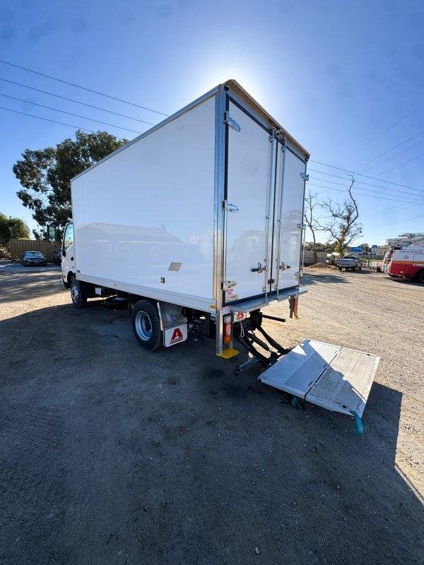 2022 Hino 300 721 Pantech Truck