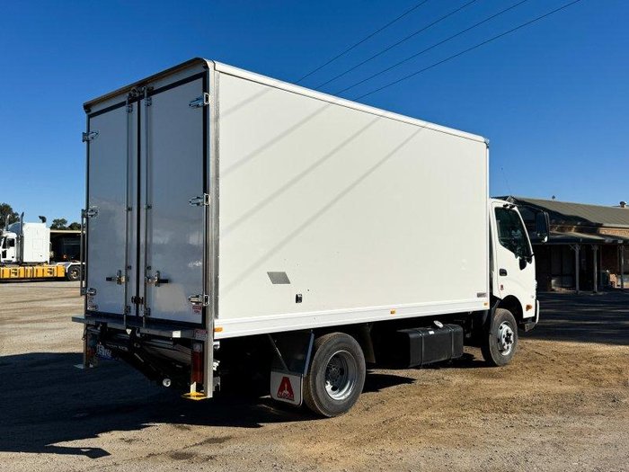 2022 Hino 300 721 Pantech Truck