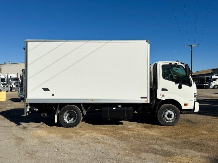 2022 Hino 300 721 Pantech Truck