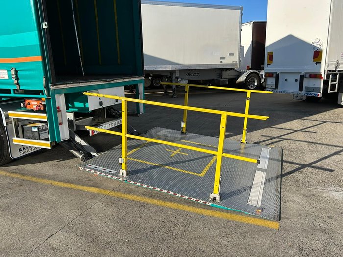 2019 Maxitrans St2 Tandem 14 Pallet Sd Curtain Sider, 4.3M Tail Gate Green