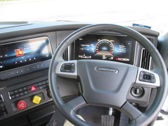 2025 Freightliner Cascadia 126 white