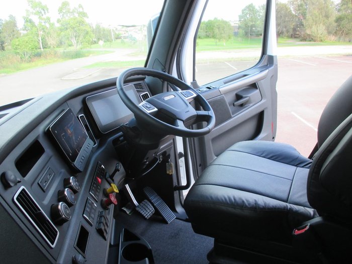 2025 Freightliner Cascadia 126 white
