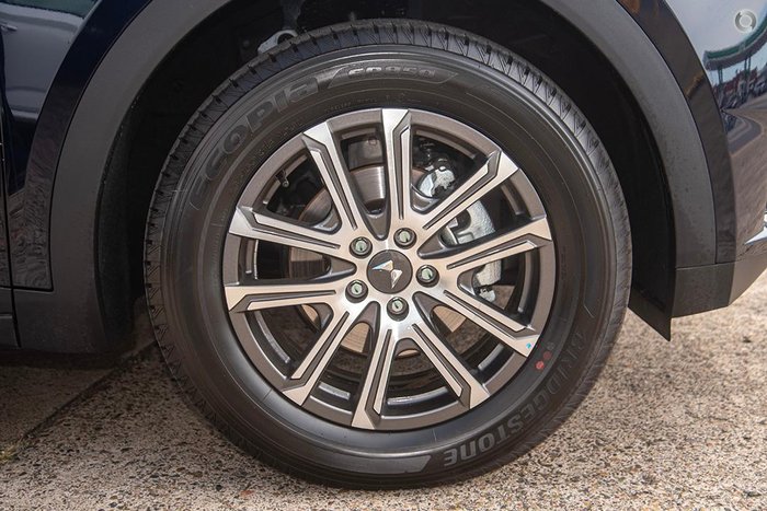 2025 Mahindra XUV700 AX7L Midnight Black