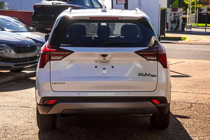 2025 Mahindra XUV700 AX7L Everest White