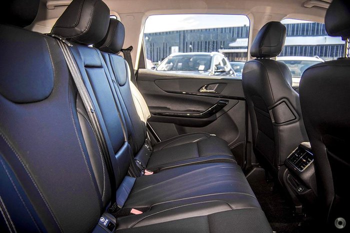 2025 Mahindra XUV700 AX7L Everest White