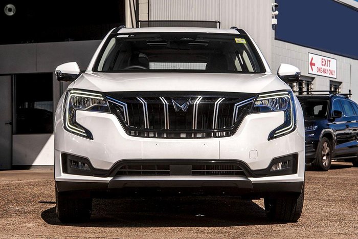 2025 Mahindra XUV700 AX7L Everest White