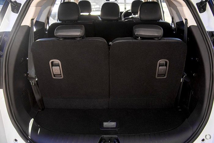 2025 Mahindra XUV700 AX7L Everest White