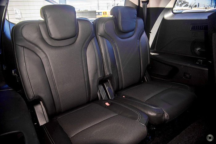 2025 Mahindra XUV700 AX7L Everest White