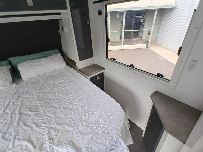 2016 Retreat Daydream 226C Slide Out