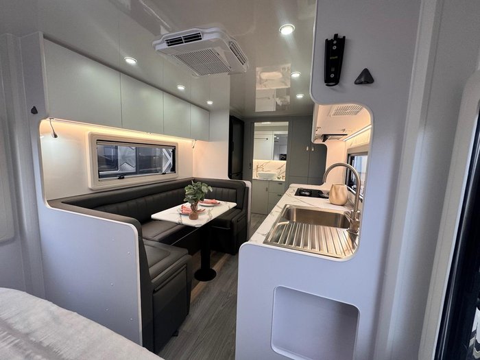 2025 Crusader My25 Musketeer Treville Club Lounge Ensuite Couples Van