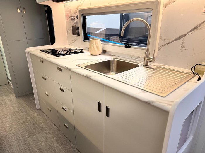 2025 Crusader My25 Musketeer Treville Club Lounge Ensuite Couples Van