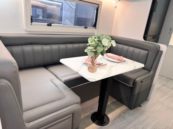 2025 Crusader My25 Musketeer Treville Club Lounge Ensuite Couples Van