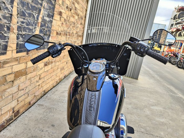 2025 HARLEY-DAVIDSON HERITAGE CLASSIC 117 (FLHC) ROAD WHISKEY FIRE/VIVID BLACK