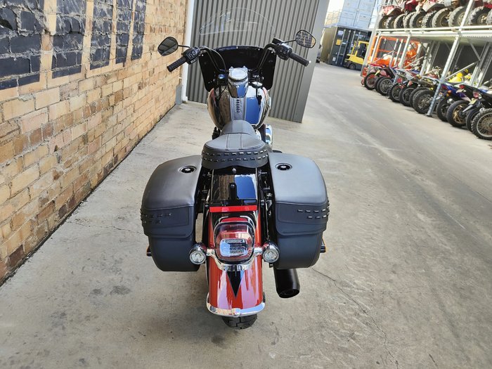 2025 HARLEY-DAVIDSON HERITAGE CLASSIC 117 (FLHC) ROAD WHISKEY FIRE/VIVID BLACK