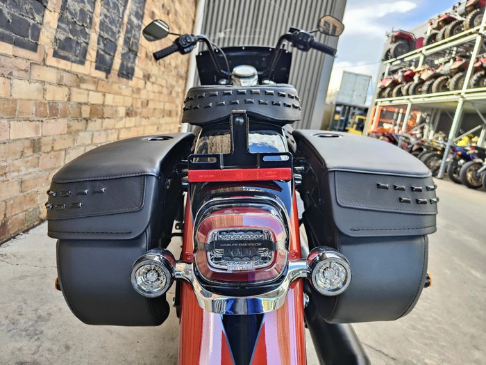 2025 HARLEY-DAVIDSON HERITAGE CLASSIC 117 (FLHC) ROAD WHISKEY FIRE/VIVID BLACK