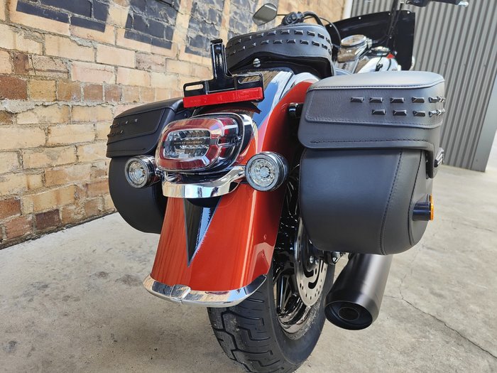 2025 HARLEY-DAVIDSON HERITAGE CLASSIC 117 (FLHC) ROAD WHISKEY FIRE/VIVID BLACK